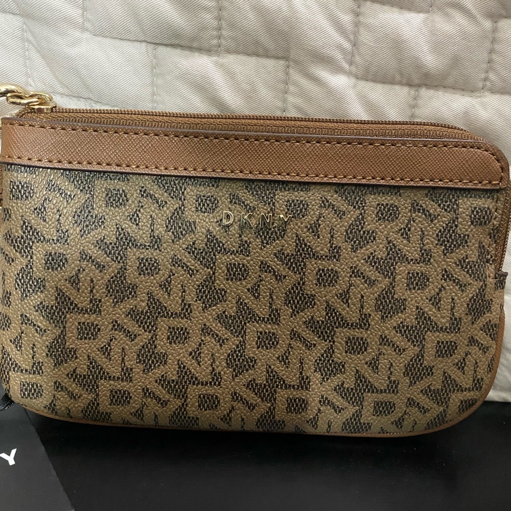 DKNY Bryant Item Wristlet Brown Logo - Picture 3 of 6